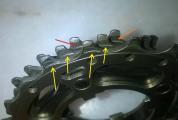 Image attachée: (2) Rampes de descente sur la FACE INTERNE des pignons (Campagnolo 11v original).jpg